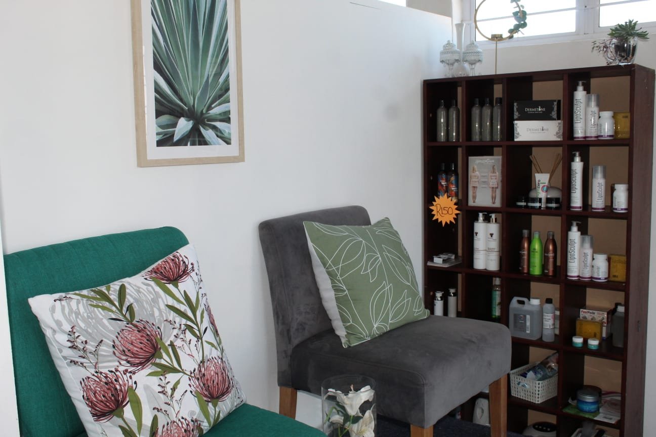 Consultation lounge and product shelves at CarenM