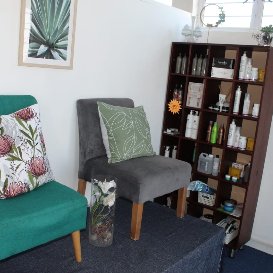 Consultation lounge and product display at CarenM