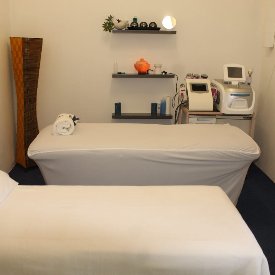 Main treatment room with aesthetic equipment at CarenM